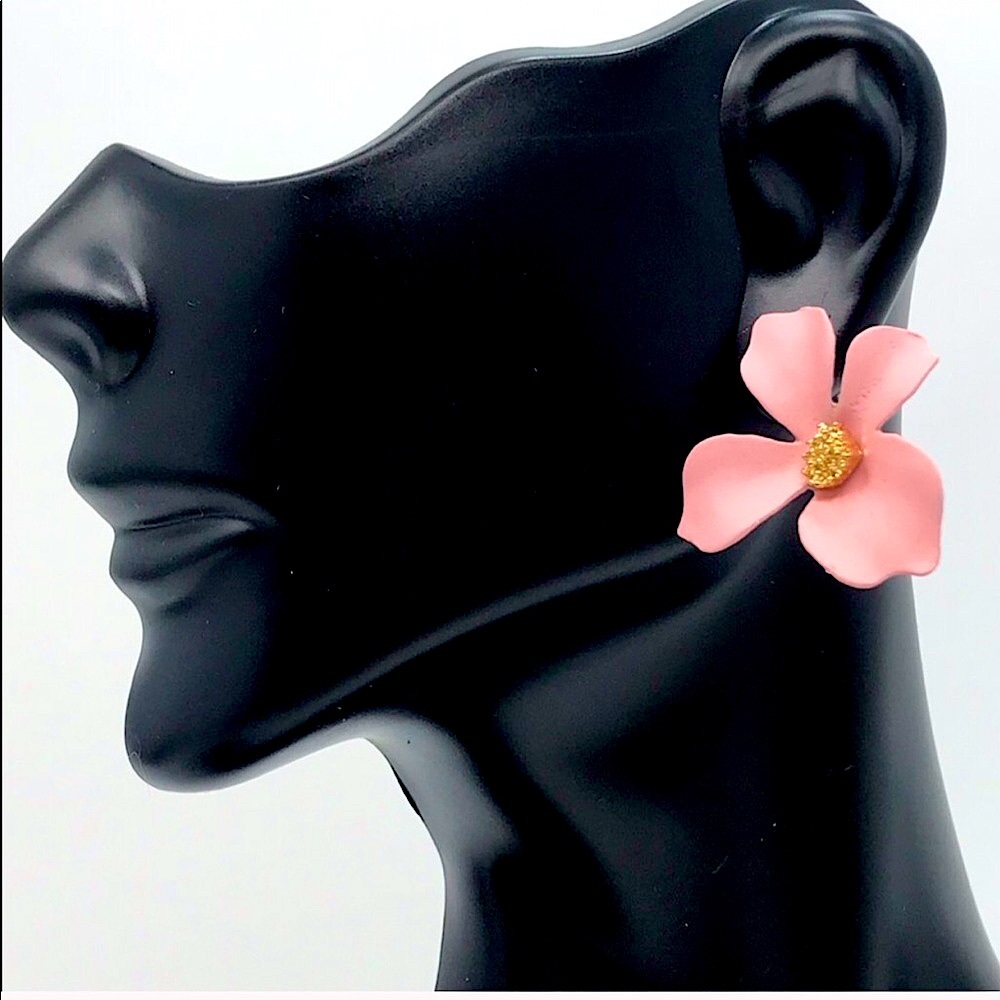 🚨2 x $20🚨🌼YELLOW🌼Flower Stud Earrings - Picture 4 of 6